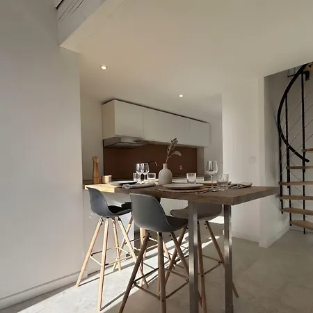 Spacious Renovated In The Heart Of Lejlighed *
