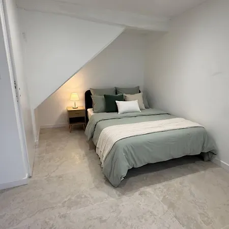 Lejlighed Spacious Renovated In The Heart Of